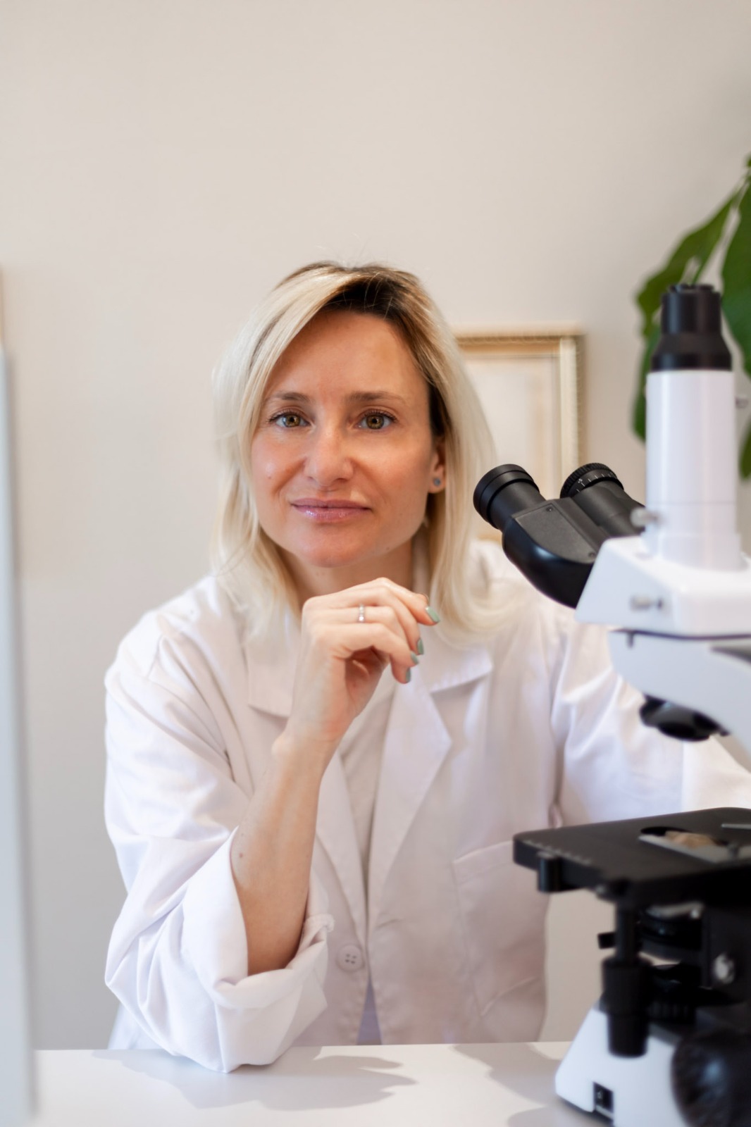 Letícia Weirich no laboratório
